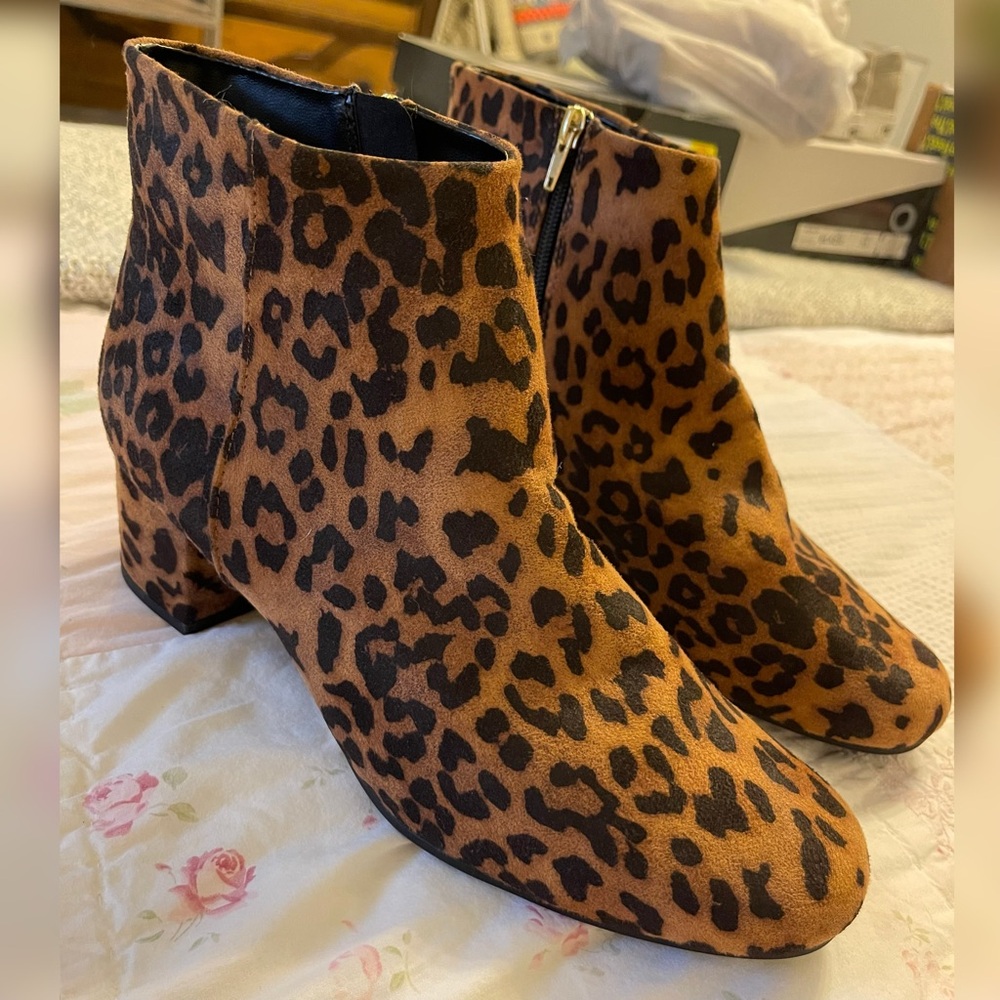 NWOT Leopard print faux suede zippered ankle booties Sz 10